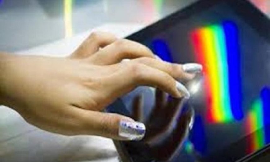 طلاء أظافر ذكي يمكنه التحكم في شاشات اللمس بسهولة