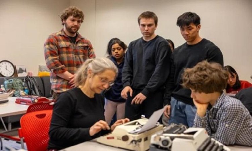 أستاذة جامعية تتبنى الآلة الكاتبة كوسيلة لمواجهة تأثير الذكاء الاصطناعي