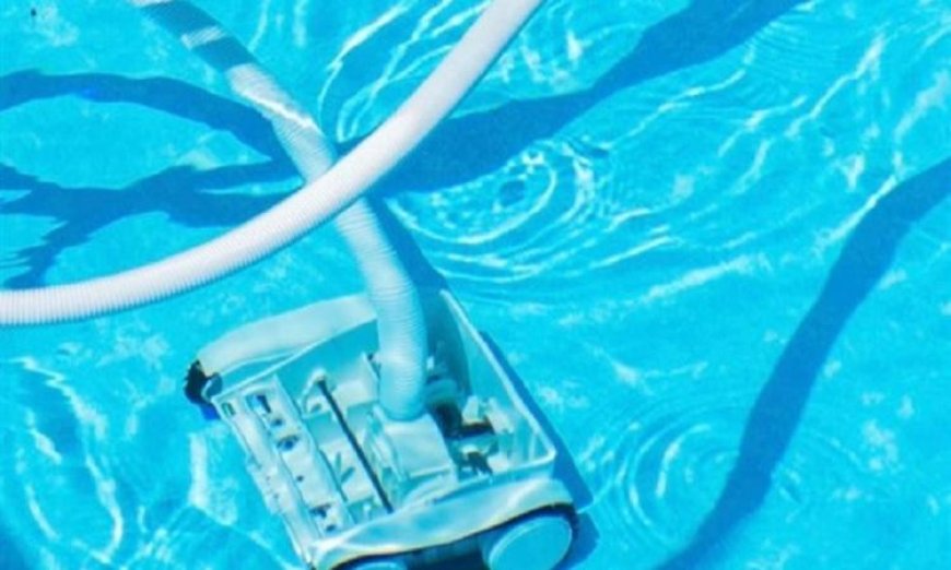 روبوت مزدوج ذكي ينظف مسبح كريستالي بكفاءة عالية