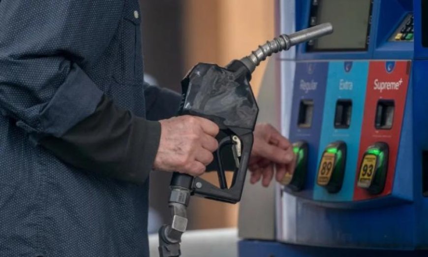 أسعار البنزين ترتفع وتزيد الضغوط على التضخم الأمريكي وتربك حسابات الفائدة وفقاً لتقرير بلومبيرج