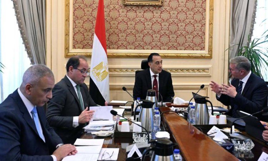 رئيس الوزراء يناقش ملفات العمل المشترك مع وزيرى المالية والبترول