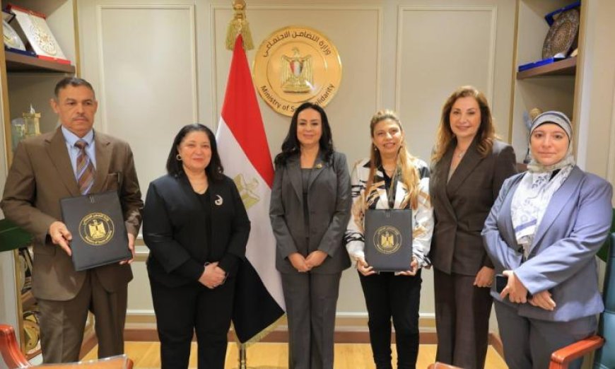 وزيرة التضامن تدعم ريادة الأعمال بتوقيع عقود تمويل مشروعات صغيرة مع أربع جمعيات أهلية