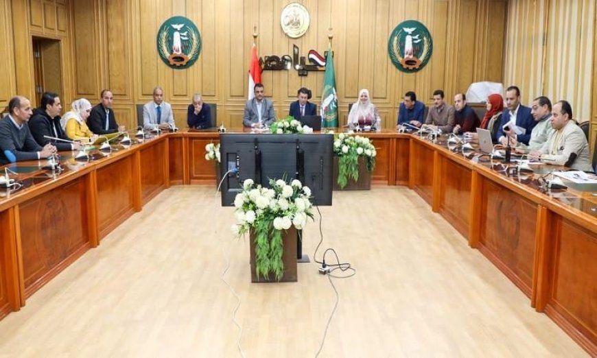 سكرتير عام المنوفية يشرف على ملفات العمل لتحسين جودة الخدمات المقدمة