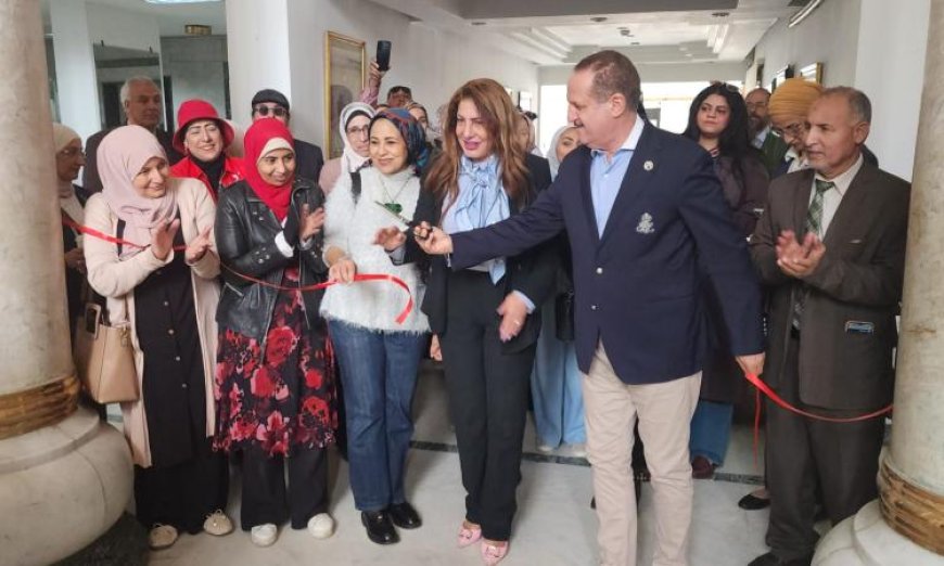 افتتاح معرض للفنون التشكيلية من قبل العزازي في ملتقى التراث الثقافي السابع