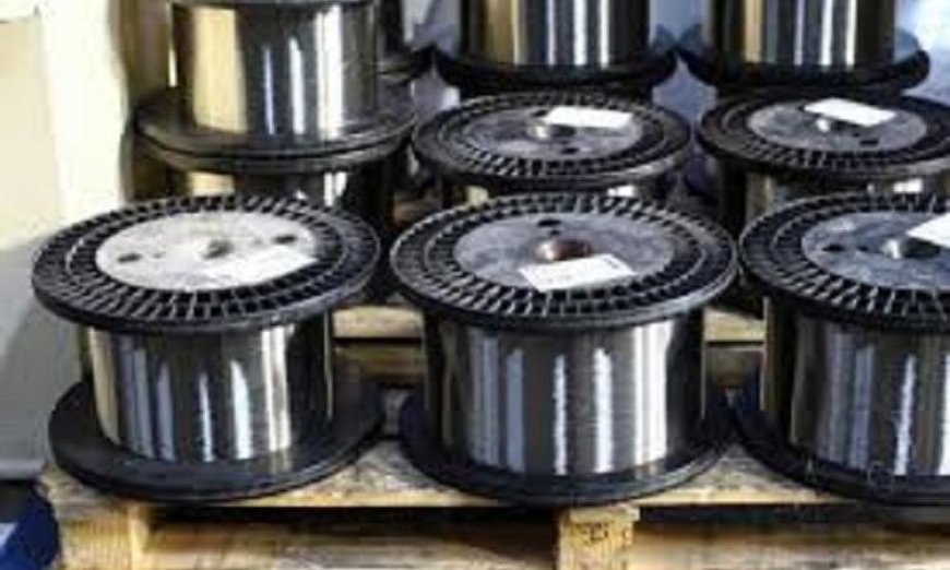 الحديد يسجل أدنى مستوى في شهر بعد تحسن العلاقات مع شركة أسترالية للتعدين