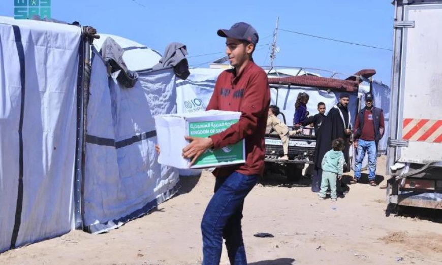 مركز الملك سلمان للإغاثة يوزع 717 سلة غذائية لدعم سكان مدينة غزة