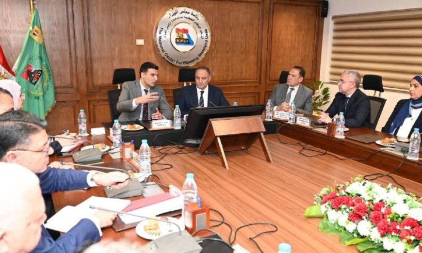 وزير الصناعة يعقد جلسة لمناقشة تسهيل إجراءات المستثمرين وحوكمة طرح الأراضي الصناعية