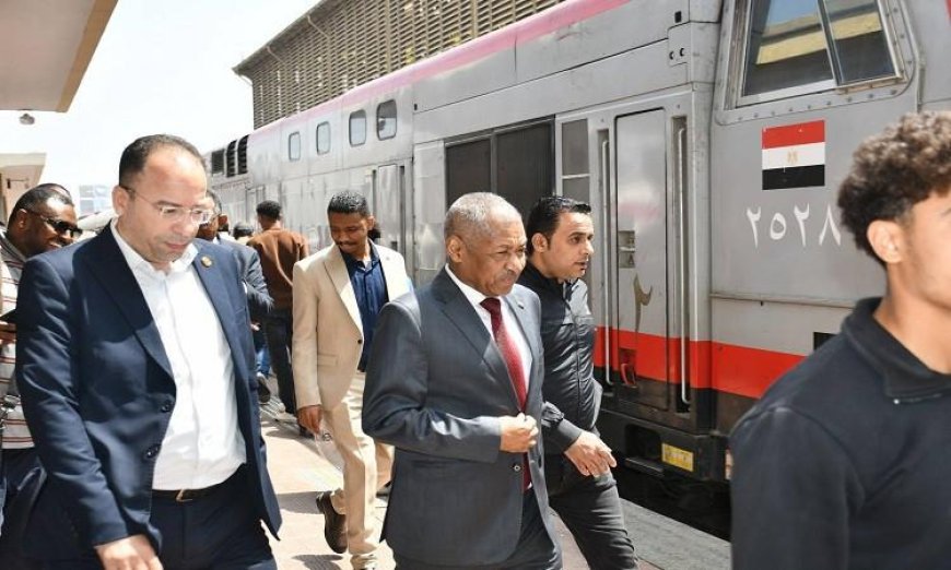 صور حصرية قطار السكك الحديدية ينقل السودانيين في إطار مشروع العودة الطوعية