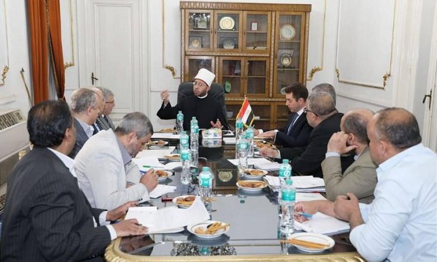 وزير الأوقاف يجتمع مع قيادات هيئة الأوقاف لتعزيز وتنمية الموارد المالية