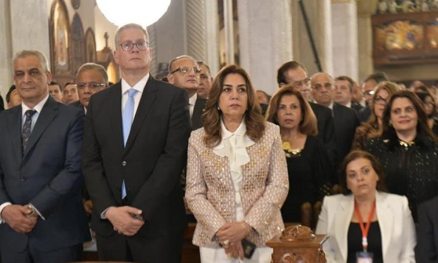 وزيرة التنمية المحلية تحضر قداس عيد القيامة المجيد بالكاتدرائية وتقدم التهاني للبابا