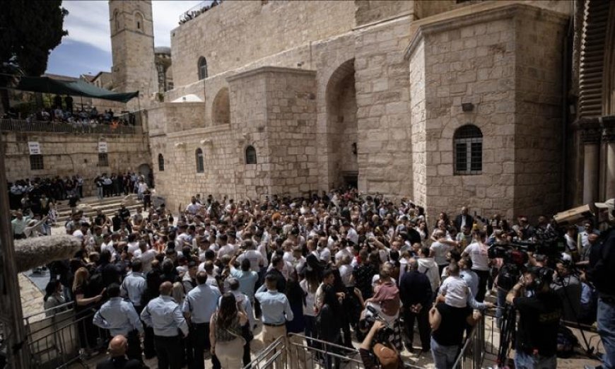 مسئول فلسطيني يدين انتهاكات الاحتلال ضد المصلين المسيحيين في كنيسة القيامة