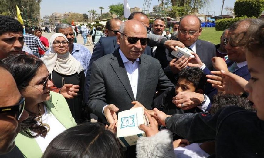 محافظ القاهرة يحتفل مع المواطنين بشم النسيم في الحديقة الدولية