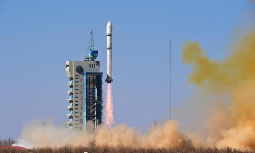 إطلاق الصين لصاروخ حاملاً ثمانية أقمار اصطناعية إلى الفضاء في إنجاز فضائي جديد