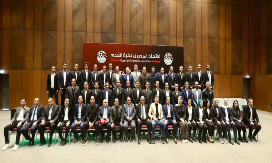 أبو ريدة يقدم الشارة الدولية لحكام كرة القدم بحضور بارز