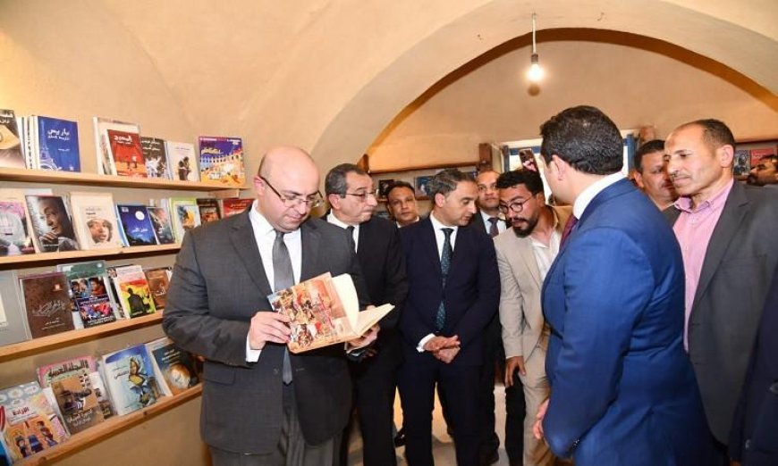 محافظ الفيوم يزور معرض الهيئة المصرية للكتاب ويدشن مكتبة للقراءة في قرية تونس