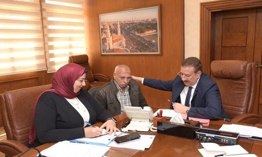 محافظ بورسعيد يجتمع بأسر الشهداء والمحاربين القدماء لتعزيز الروابط الوطنية