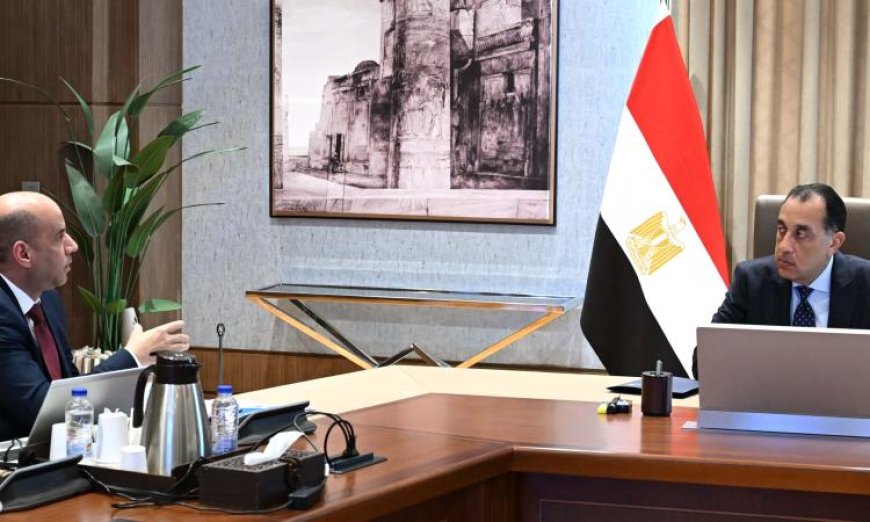 رئيس الوزراء يجتمع بوزير العمل لمناقشة قضايا هامة في الوزارة