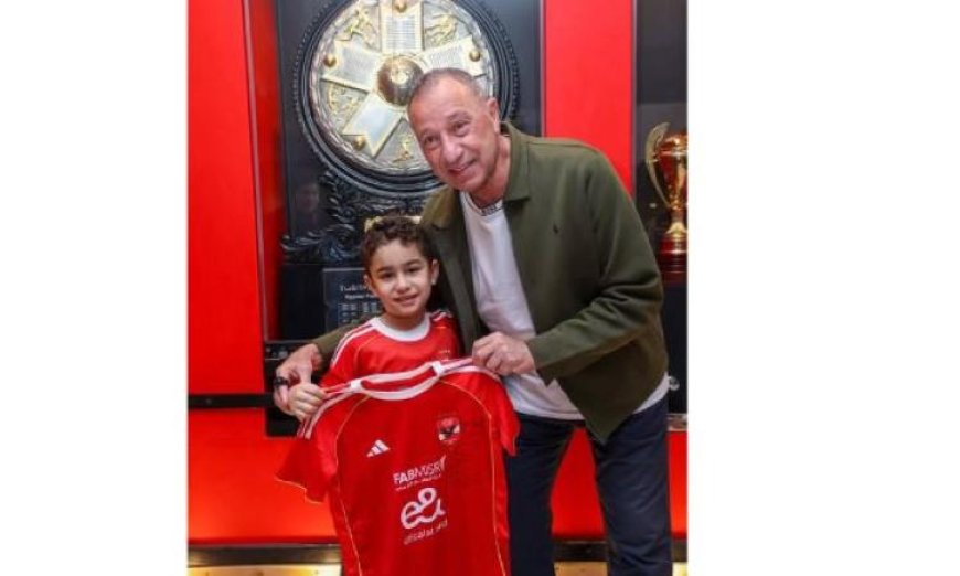 الخطيب يكرم الطفل الأمير في مدرج الصالات ويهديه قميص الأهلي المميز