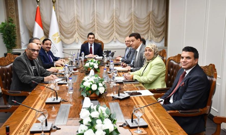 وزير الشباب والرياضة يعقد اجتماعاً مع مسؤولي شركة المقاولون العرب لتعزيز إدارة المرافق