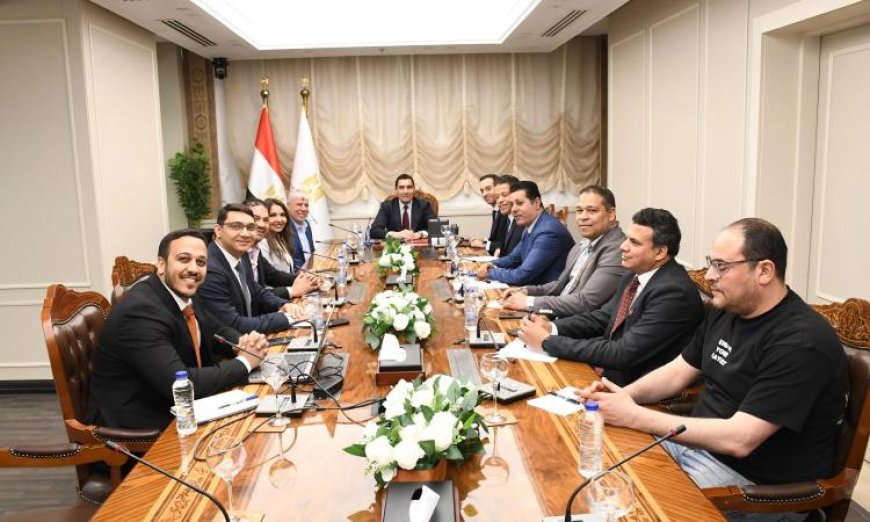 وزير الشباب والرياضة يجتمع مع مسؤولي شركة توتال إنرجيز لتعزيز التعاون والاستثمار