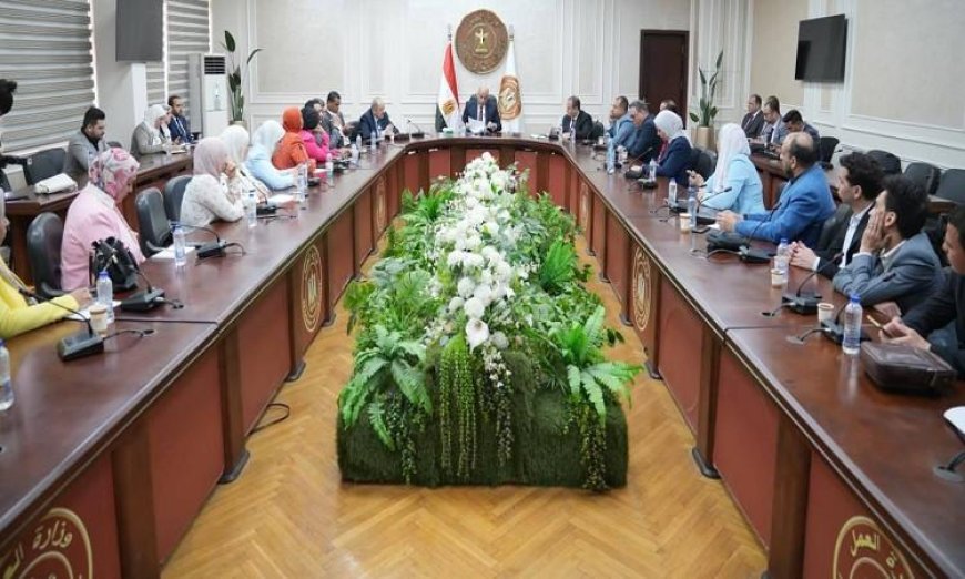 وزير العمل يؤكد أهمية الإعلام كشريك أساسي في إيصال جهود الدولة للمواطنين