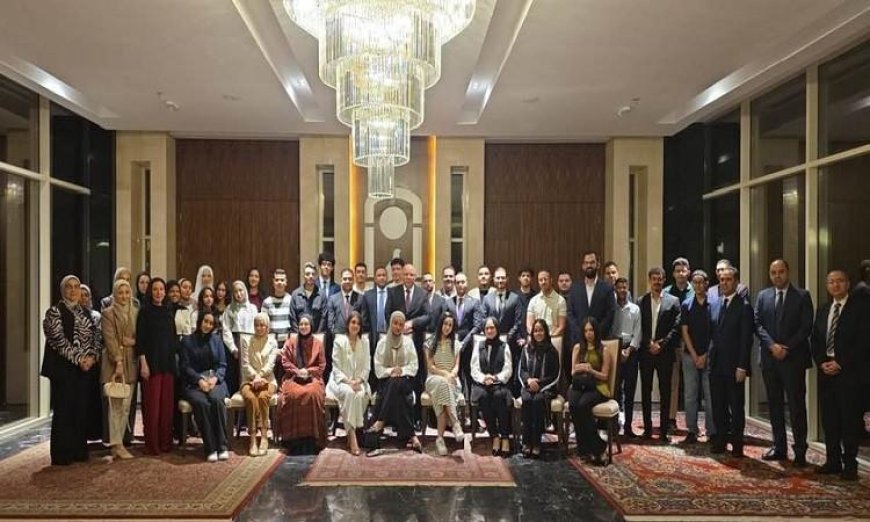 السفير المصري في الكويت يتواصل مع شباب الجالية المصرية لتعزيز الروابط الثقافية والاجتماعية