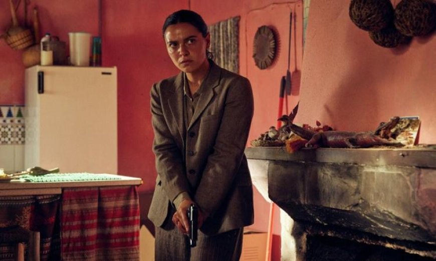 لي كرونين يكشف عن دلالة وضع اسمه على العمل ويؤكد أنها خطوة مدروسة وليست مجرد اختيار شكلي