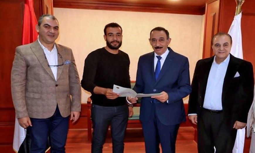 محافظ سوهاج يعلن تسليم أول عقود تقنين أملاك الدولة عبر المنصة الوطنية بسوهاج