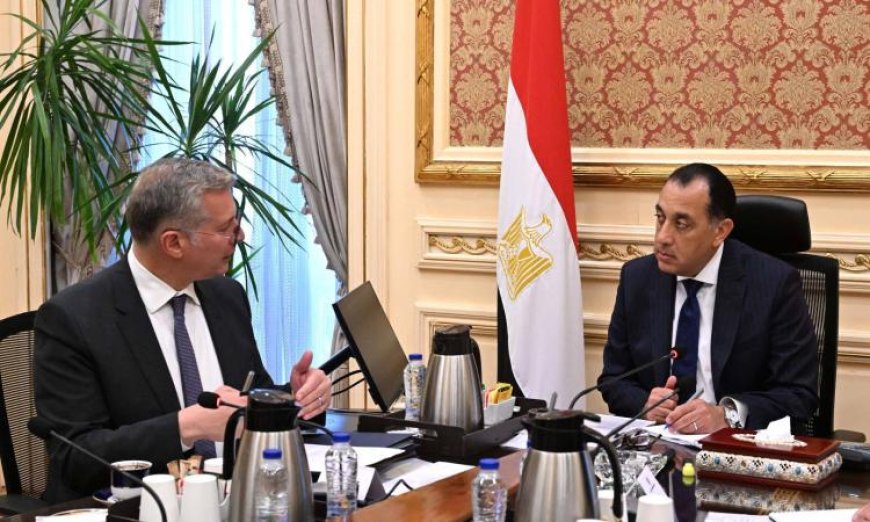 رئيس الوزراء يناقش ملفات مهمة مع وزير البترول والثروة المعدنية لتعزيز التعاون والإنجازات
