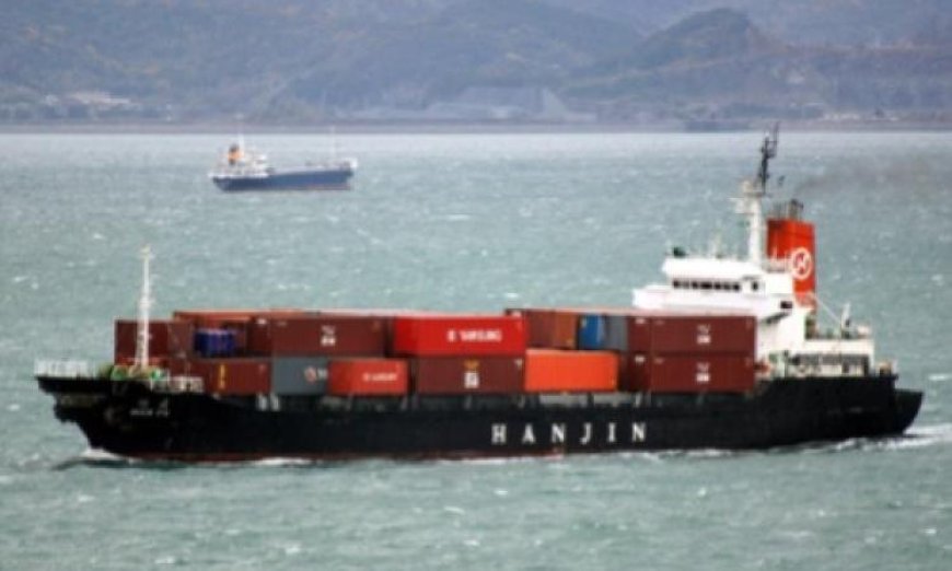 القيادة المركزية الأمريكية تعيد سفينة تجارية إلى البحر العربي بعد احتجازها