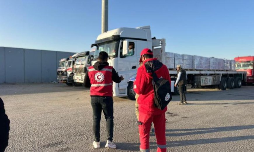 الهلال الأحمر المصري يوزع 104 آلاف سلة غذائية على أهالي غزة من خلال قافلة زاد العزة