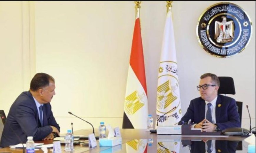 رستم يتحاور مع مدير المكتب الإقليمي للبنك الإسلامي للتنمية في القاهرة لتعزيز التعاون الاقتصادي