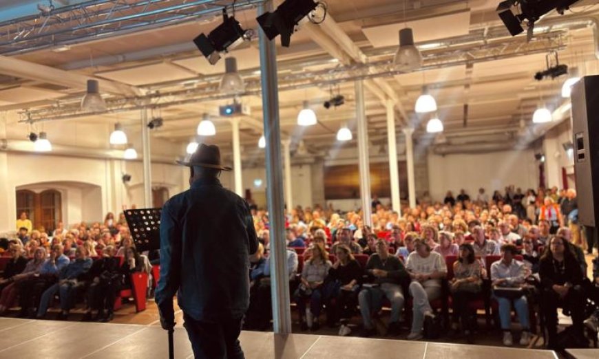 ألف إيطالي يوقعون لاستعادة تمثال نفرتيتي في ليلة تاريخية مع زاهي حواس بالصور