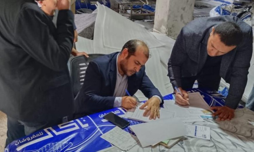 حماية المستهلك تضبط مخزناً غير مرخص لتصنيع مراتب مجهولة المصدر بالصور