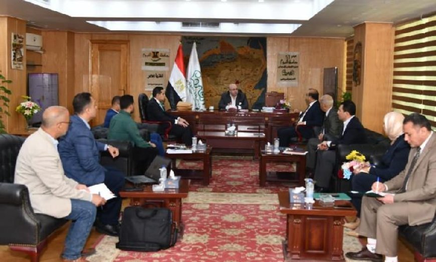 محافظ الفيوم يعقد اجتماعًا مهمًا لوضع خطة متكاملة للنظافة وإعادة تدوير المخلفات البلدية