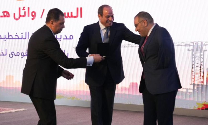 الرئيس السيسي يكرم العاملين المتميزين في مختلف القطاعات تقديراً لجهودهم البارزة