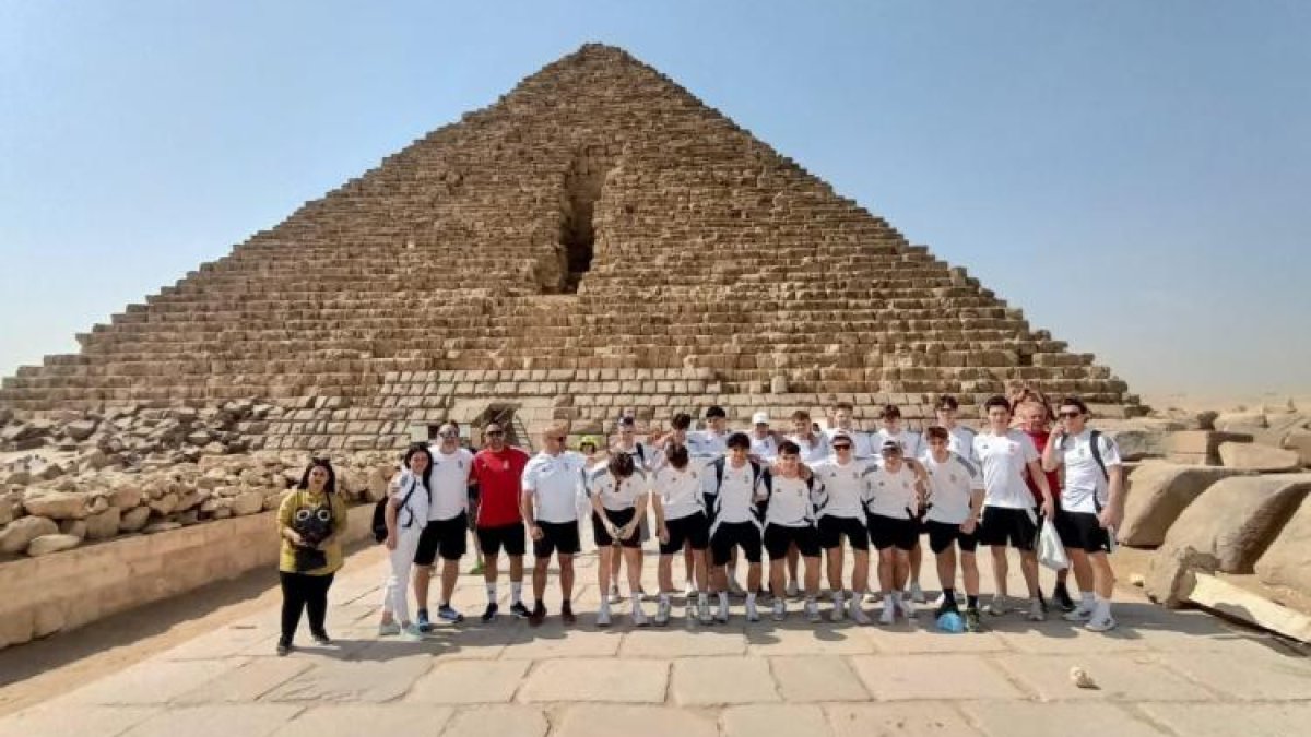 منتخب المجر للشباب لكرة اليد يقوم بجولة مميزة في الأهرامات المصرية