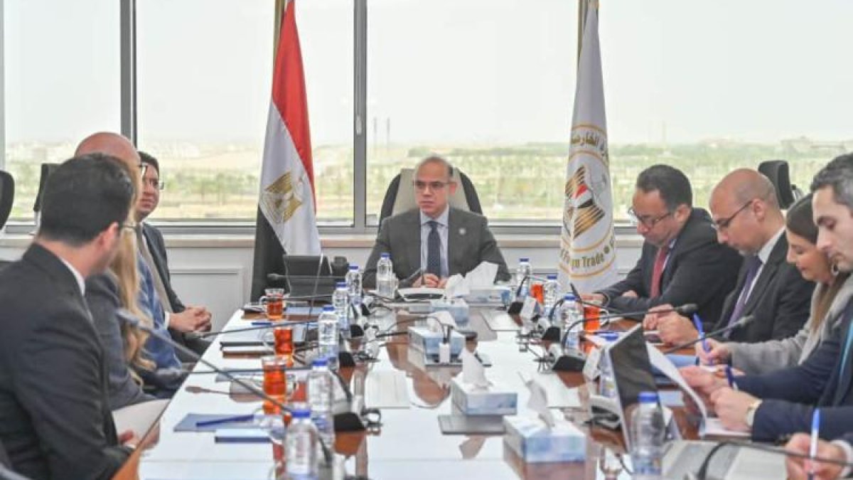 وزير الاستثمار يلتقي رجل الأعمال الأمريكي لورانس ميسيك لاستكشاف فرص مشاريع جديدة
