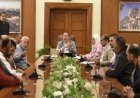 محافظ بورسعيد يجتمع بأصحاب الفروشات في حي المناخ لتعزيز التعاون المحلي