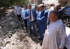 محافظ أسيوط ينقل مواطنا بسيارته إلى موقع شكواه في بني قرة بالقوصية