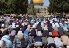توافد عشرات الآلاف إلى المسجد الأقصى لأداء صلاة الجمعة في ظل إجراءات عسكرية إسرائيلية مشددة