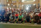 محافظ البحر الأحمر ومدير الأوقاف يشاركون في صلاة الجمعة لتعزيز الروابط الاجتماعية