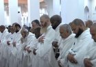 الحجاج يؤدون صلاتي الظهر والعصر جمعًا وقصرًا في مسجد نمرة بعد خطبة عرفة