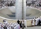 حجاج بيت الله الحرام يؤدون رمي جمرة العقبة الكبرى في مشعر منى