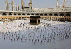 ضيوف الرحمن يقومون بأداء طواف الإفاضة في المسجد الحرام خلال موسم الحج