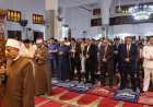 محافظ الإسماعيلية يشارك في صلاة عيد الأضحى بمجمع الشهداء الإسلامي