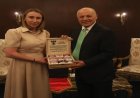 أبو ريدة يكرّم رئيسة بعثة روسيا بتبادل الدروع التذكارية