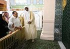 زيارة رئيس الوزراء إلى المسجد النبوي وأداء الصلاة فيه تسلط عليه وكالة واس الضوء