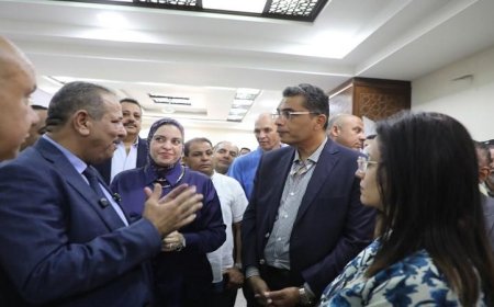 محافظ البحر الأحمر يزور القافلة الطبية للجامعة البريطانية في الغردقة ويتفقد خدماتها الصحية