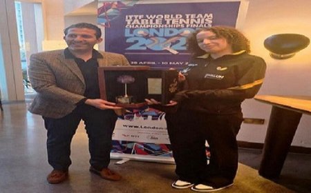 رئيس اتحاد شمال إفريقيا لتنس الطاولة يمنح تكريمًا خاصًا لهنا جودة